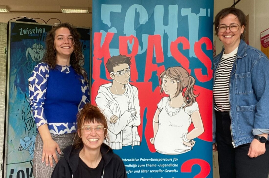 Lilli Rümenapp (Mitarbeiterin der Beratungsstelle biff) mit Viola Lähndorf und Anne Heynatzky (Mitarbeiterinnen des Frauennotruf Lübeck). Foto: Frauennotruf